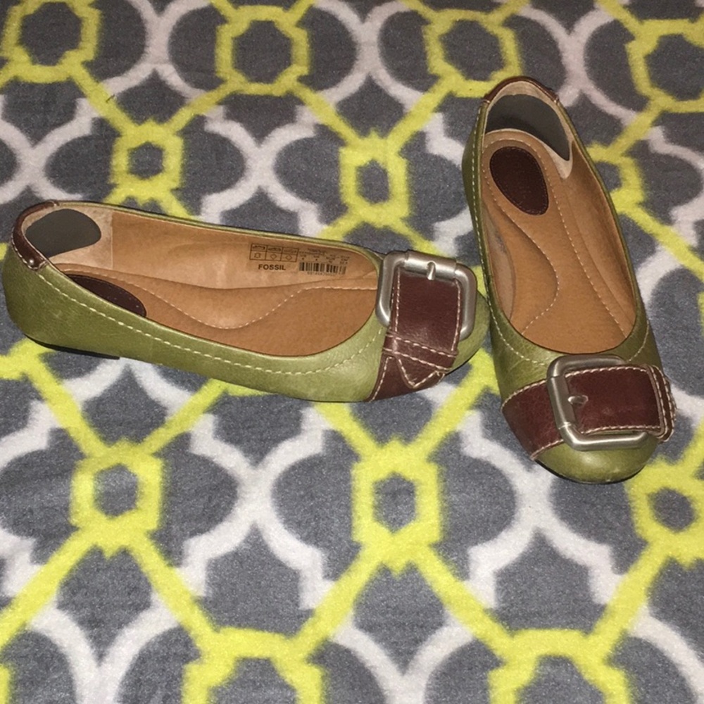 Size 6 Fossil flats